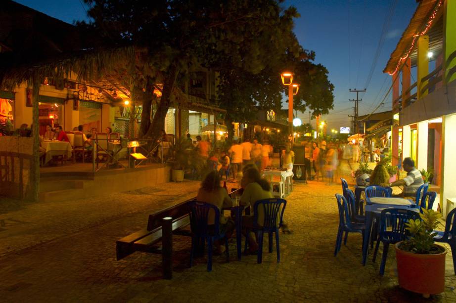 À noite, não existe outro lugar para estar além da Broadway – o nome oficial da via, aliás, é Avenida Dragão do Mar