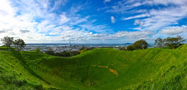 Do topo do Monte Eden, um vulcão extinto, dá pra ter uma visão panorâmica dos bairros e baías de Auckland, entre o Golfo de Hauraki e o porto de Manukau Do topo do Monte Eden, um vulcão extinto, dá pra ter uma visão panorâmica dos bairros e baías de Auckland, entre o Golfo de Hauraki e o porto de Manukau