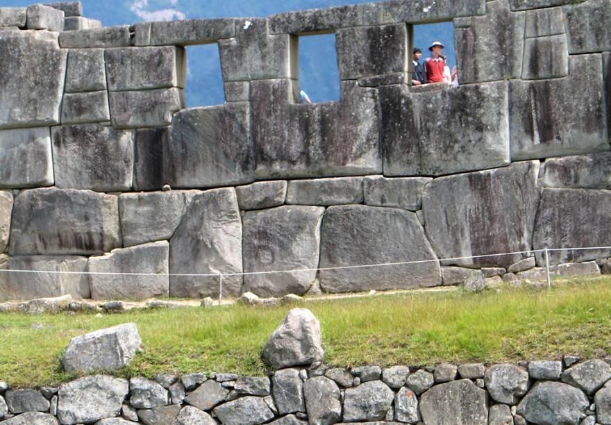 Do Templo de Las Tres Ventanas é possível ver a Praça Sagrada lá embaixo com as montanhas altíssimas como pano de fundo