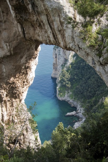 A meia hora de barco de Nápoles, <a href="https://viajeaqui.abril.com.br/cidades/italia-capri" rel="Capri" target="_blank">Capri</a> povoa o imaginário da península há quase 2 mil anos, quando os imperadores romanos a descobriram e escolheram como destino de veraneio