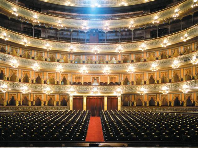 O Teatro Colón abriga apresentações de ópera, balé e concertos. A sala principal, em formato de ferradura, tem sete andares de camarote O Teatro Colón abriga apresentações de ópera, balé e concertos. A sala principal, em formato de ferradura, tem sete andares de camarote