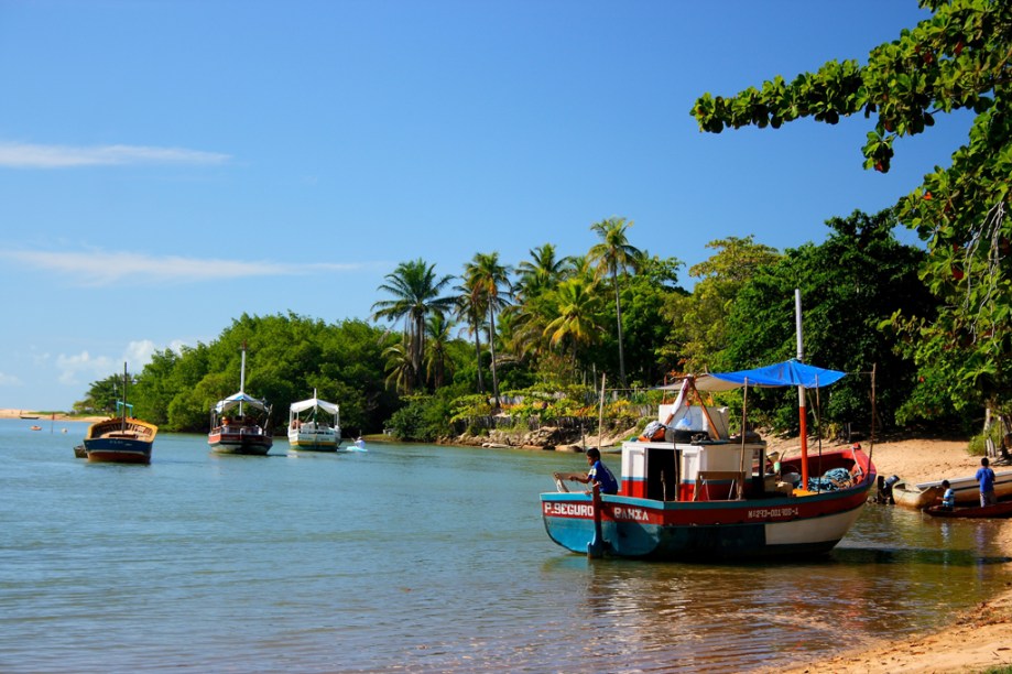 A Praia de Caraíva acompanha toda a vila de mesmo nome, aonde só é possível chegar de barco
