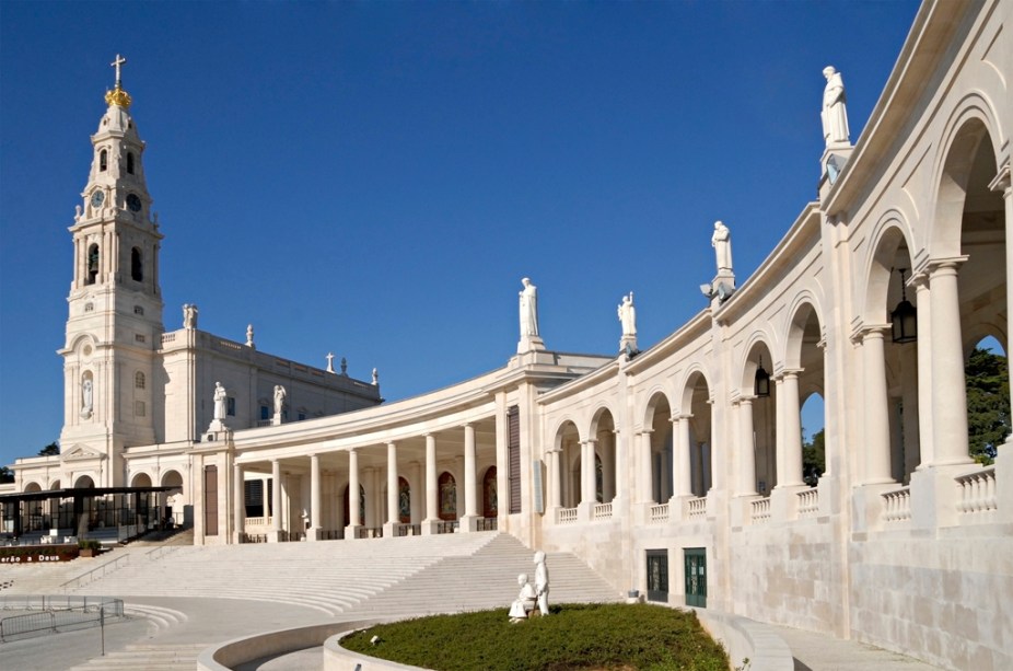 O complexo Santuário de Fátima inclui a Basílica, com os túmulos dos três pastorinhos, a Capelinha das Aparições e uma nova igreja, a da Santíssima Trindade