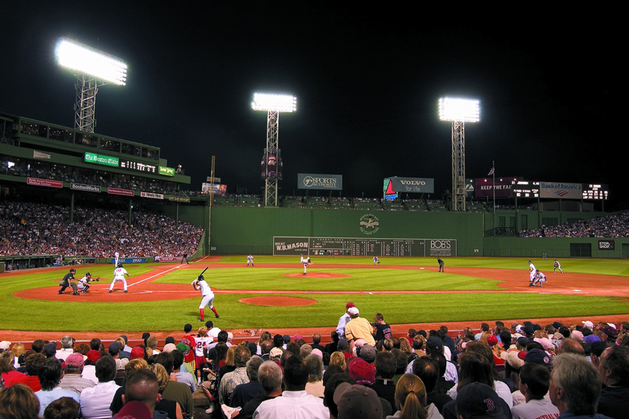 O famoso estádio <a href="https://viajeaqui.abril.com.br/estabelecimentos/estados-unidos-boston-atracao-fenway-park" rel="Fenway Park" target="_blank">Fenway Park</a> tem mais de 100 anos!