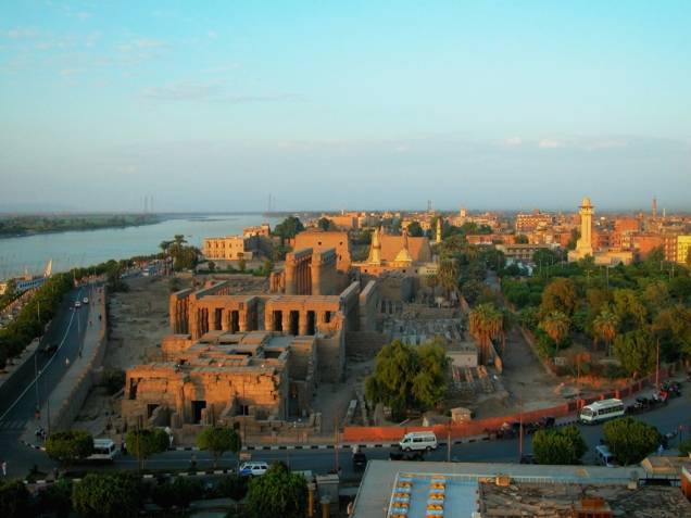 Vista geral da cidade de Luxor, tendo o Nilo à esquerda e o templo de Luxor ao centro Vista geral da cidade de Luxor, tendo o Nilo à esquerda e o templo de Luxor ao centro