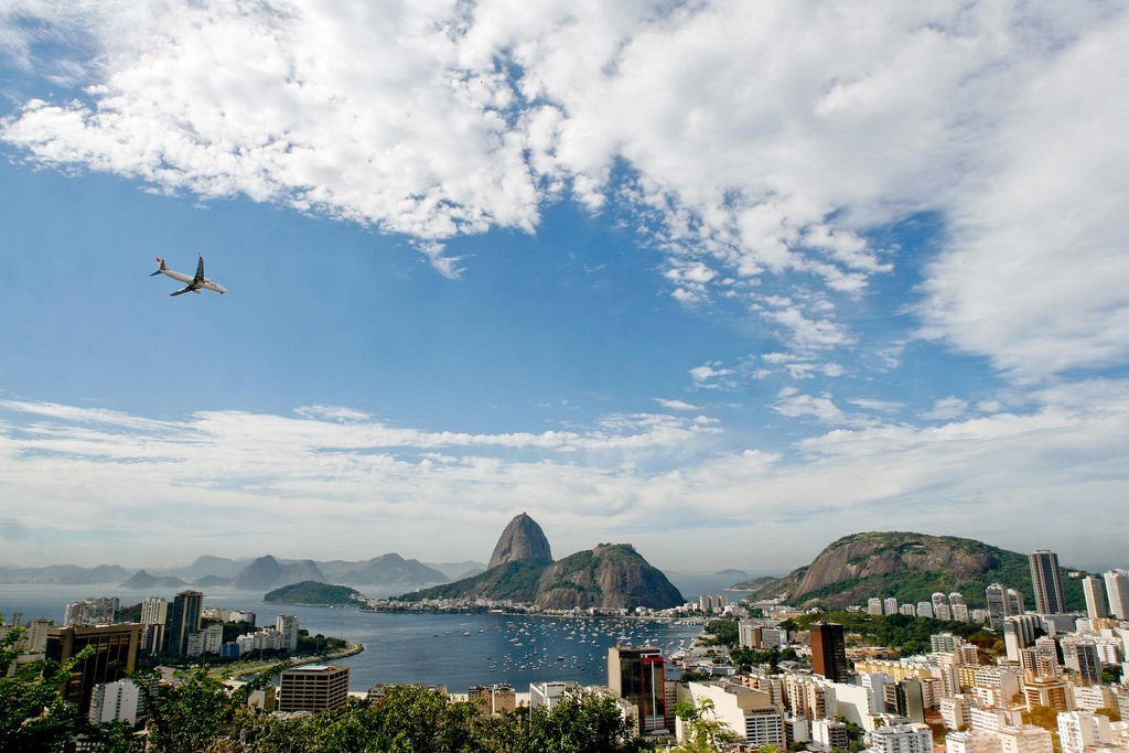 O Morro da Urca e o Pão de Açúcar são duas formações rochosas na entrada da Baía de Guanabara,que servem de mirante para a cidade do Rio de Janeiro