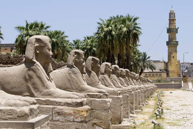 Fileira de esfinges no templo de Luxor, Egito Fileira de esfinges no templo de Luxor, Egito