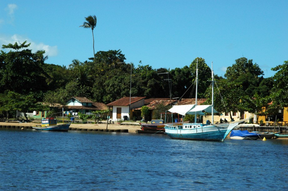A pequena vila de Caraíva, aonde só é possível chegar de barco, é bastante disputada no verão por turistas em busca de tranquilidade e belas praias