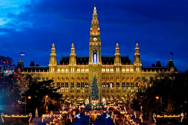 A prefeitura de Viena, Rathaus, é um edifício em estilo gótico construído no século 19 e serve também como sede do conselho da cidade A prefeitura de Viena, Rathaus, é um edifício em estilo gótico construído no século 19 e serve também como sede do conselho da cidade