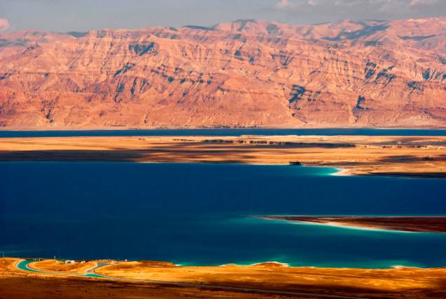 O Mar Morto, entre Israel e Jordânia, é a mais profunda depressão terrestre do planeta. Planos de manejo mal elaborados no rio Jordão vêm contribuindo para a diminuição de sua área O Mar Morto, entre Israel e Jordânia, é a mais profunda depressão terrestre do planeta. Planos de manejo mal elaborados no rio Jordão vêm contribuindo para a diminuição de sua área
