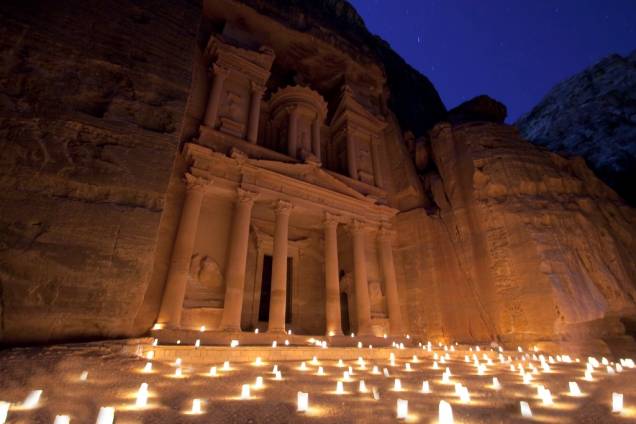 O Tesouro é o primeiro edifício que se avista ao sair desfiladeiro Al-Siq. Com 40 metros de altura, já abrigou a tumba do rei Aretas IV e foi cenário do filme Indiana Jones e a Última Cruzada O Tesouro é o primeiro edifício que se avista ao sair desfiladeiro Al-Siq. Com 40 metros de altura, já abrigou a tumba do rei Aretas IV e foi cenário do filme Indiana Jones e a Última Cruzada