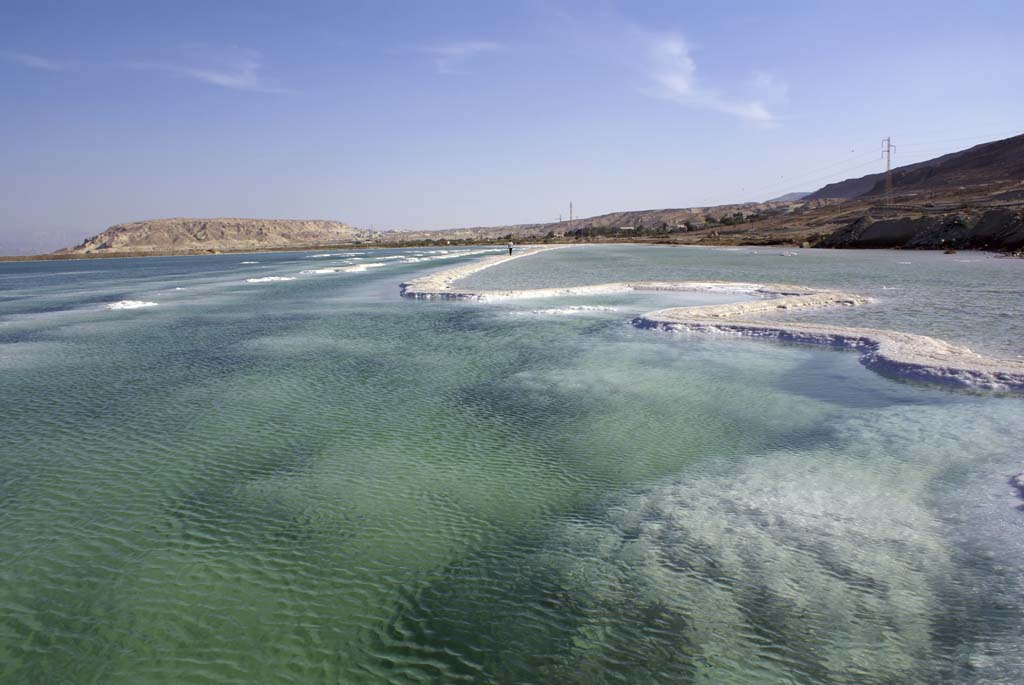 Localizado a 416 metros abaixo do nível do mar, o Mar Morto é o ponto mais baixo da Terra. Suas águas, que se estendem por territórios de Israel, Jordânia e Palestina, são quase dez vezes mais salgadas que as dos oceanos, o que permite flutuar sem nenhum esforço