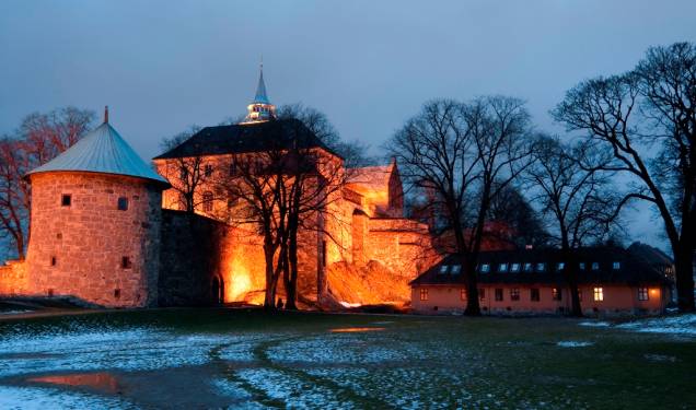 Por séculos Oslo foi disputada por sua estratégica posição, passando sucessivamente pelas mãos de suecos e dinamarqueses. O forte Akershus Festning é parte de seu sistema defensivo Por séculos Oslo foi disputada por sua estratégica posição, passando sucessivamente pelas mãos de suecos e dinamarqueses. O forte Akershus Festning é parte de seu sistema defensivo