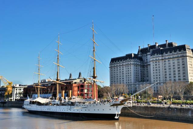Depois de percorrer o mundo, a Fragata Sarmiento está ancorada no dique 3 de Puerto Madero. O museu flutuante guarda canhões, mapas antigos e até um escafandro (uma armadura de metal que usava-se antigamente para mergulhar) Depois de percorrer o mundo, a Fragata Sarmiento está ancorada no dique 3 de Puerto Madero. O museu flutuante guarda canhões, mapas antigos e até um escafandro (uma armadura de metal que usava-se antigamente para mergulhar)