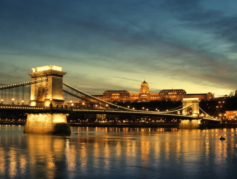 A ponte Szechenyi e o Castelo de Buda, ao fundo