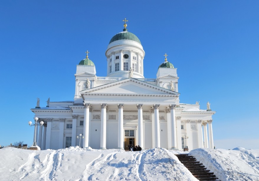 A catedral luterana de Helsinque é um projeto de Carl Ludvig Engel em estilo neoclássico. Dominando a praça do Senado, suas escadas são um ponto de encontro popular na cidade