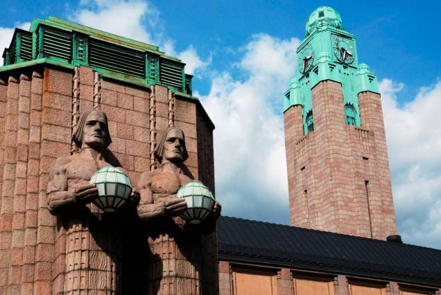 A estação central de Helsinque fica no coração da cidade e foi projetada pelo arquiteto Eliel Saarinen, pai de Eero Saarinen, que criou uma série de mesas e cadeiras que são ícones do design do século 20 A estação central de Helsinque fica no coração da cidade e foi projetada pelo arquiteto Eliel Saarinen, pai de Eero Saarinen, que criou uma série de mesas e cadeiras que são ícones do design do século 20