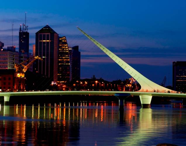A Puente de la Mujer é uma obra do consagrado arquiteto espanhol Santiago Calatrava no renovado cais de Puerto Madero, em Buenos Aires A Puente de la Mujer é uma obra do consagrado arquiteto espanhol Santiago Calatrava no renovado cais de Puerto Madero, em Buenos Aires
