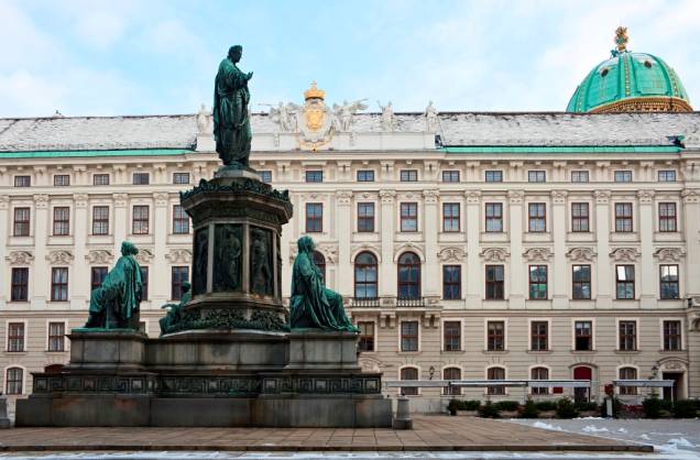 O grande complexo do Hofburg abriga diversos edifícios, de escritórios estatais a saões de baile O grande complexo do Hofburg abriga diversos edifícios, de escritórios estatais a saões de baile