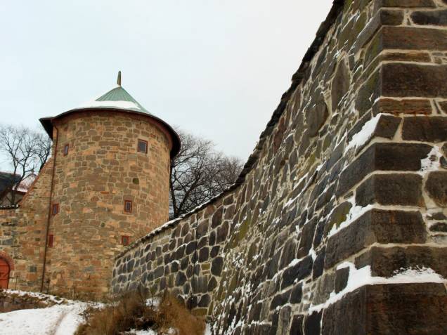 Comissionado por Haakon V, a fortaleza de Akershus Festning era o sistema defensivo principal de Oslo Comissionado por Haakon V, a fortaleza de Akershus Festning era o sistema defensivo principal de Oslo
