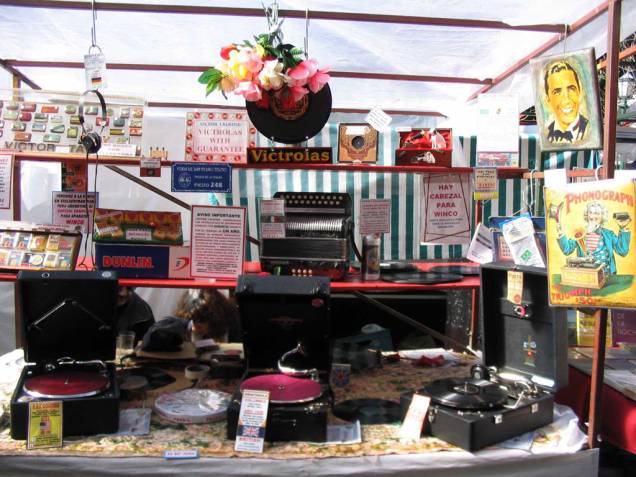 As barraquinhas da Feira de San Telmo ocupam as ruas em torno da Plaza Dorrego aos domingos. Nas 270 barracas, há peças de porcelana, talheres de prata, discos de vinil e trajes de época As barraquinhas da Feira de San Telmo ocupam as ruas em torno da Plaza Dorrego aos domingos. Nas 270 barracas, há peças de porcelana, talheres de prata, discos de vinil e trajes de época