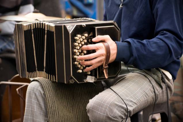 Buenos Aires respira tango. Pequenas orquestras de jovens com bandoneóns e violinos pipocam pelas ruas do bairro de San Telmo Buenos Aires respira tango. Pequenas orquestras de jovens com bandoneóns e violinos pipocam pelas ruas do bairro de San Telmo
