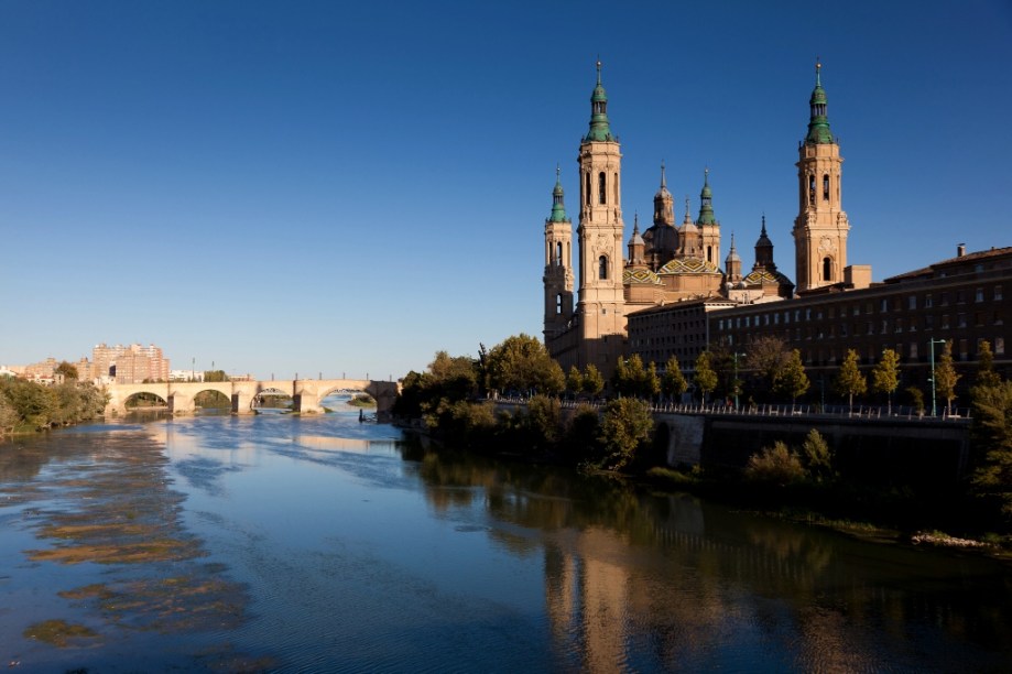 A Basílica de Nossa Senhora do Pilar, junto ao rio Ebro, é considerada uma das principais igrejas cristãs dedicadas à Virgem. As atuais formas barrocas começaram a tomar forma no século 17. Durante a Guerra Civil Espanhola, bombas foram jogadas sobre a cidade, mas aquelas que caíram sobre a igreja não chegaram a explodir, fortalecendo ainda mais a fé mariana