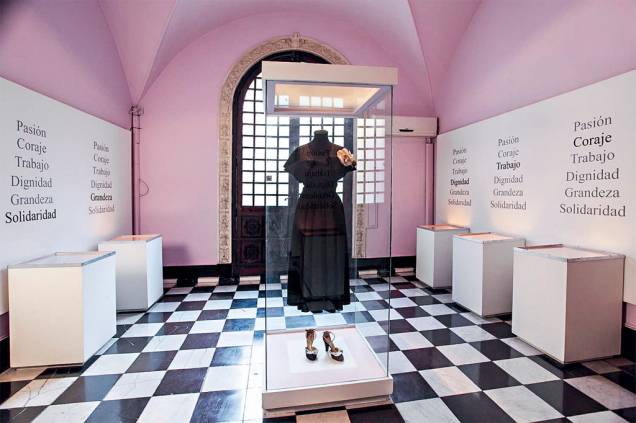 O Museo Evita, em Palermo, homenageia uma das figuras mais famosas do país com vídeos, fotos históricas, livros, recortes de jornais e pôsteres antigos. Também há relíquias da atriz e ex-primeira dama da Argentina, como roupas, sapatos, bolsas, chapéus, carteiras e até perfumes O Museo Evita, em Palermo, homenageia uma das figuras mais famosas do país com vídeos, fotos históricas, livros, recortes de jornais e pôsteres antigos. Também há relíquias da atriz e ex-primeira dama da Argentina, como roupas, sapatos, bolsas, chapéus, carteiras e até perfumes
