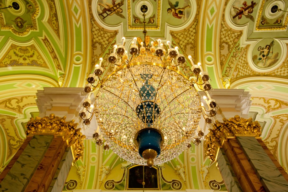 Interior luxuoso da Catedral de São Pedro e São Paulo