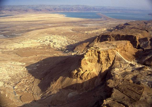 O Forte Masada, junto ao Mar Morto, foi palco do histórico cerco romano de 72 d.C. e é um símbolo da resistência judaica frente aos seus diferentes dominadores. O Forte Masada, junto ao Mar Morto, foi palco do histórico cerco romano de 72 d.C. e é um símbolo da resistência judaica frente aos seus diferentes dominadores.