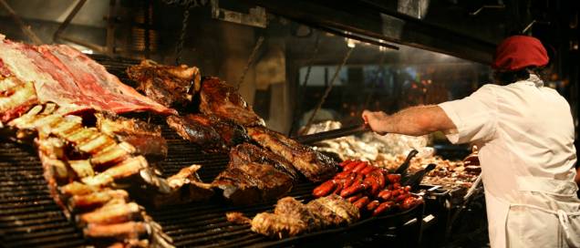 A tradicional parrillada, um clássico da culinária da <a href="https://viajeaqui.abril.com.br/paises/argentina" rel="Argentina" target="_self">Argentina</a>, leva vários tipos de cortes de carne como costillas, lomo, chorizo e vacio A tradicional parrillada, um clássico da culinária da <a href="https://viajeaqui.abril.com.br/paises/argentina" rel="Argentina" target="_self">Argentina</a>, leva vários tipos de cortes de carne como costillas, lomo, chorizo e vacio