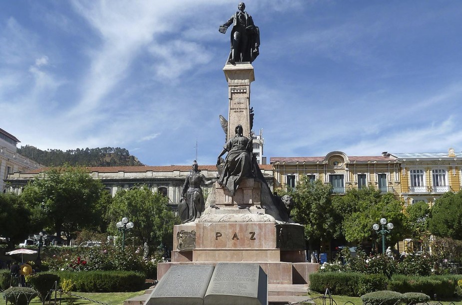 É na Plaza Murillo que estão os principais prédios públicos da capital da Bolívia, como a Catedral e o Palácio Presidencial. Na foto, a estátua do presidente Gualberto Villarroel. Em 1946, em uma revolta popular, ele foi retirado do palácio à força e enforcado em um poste na praça