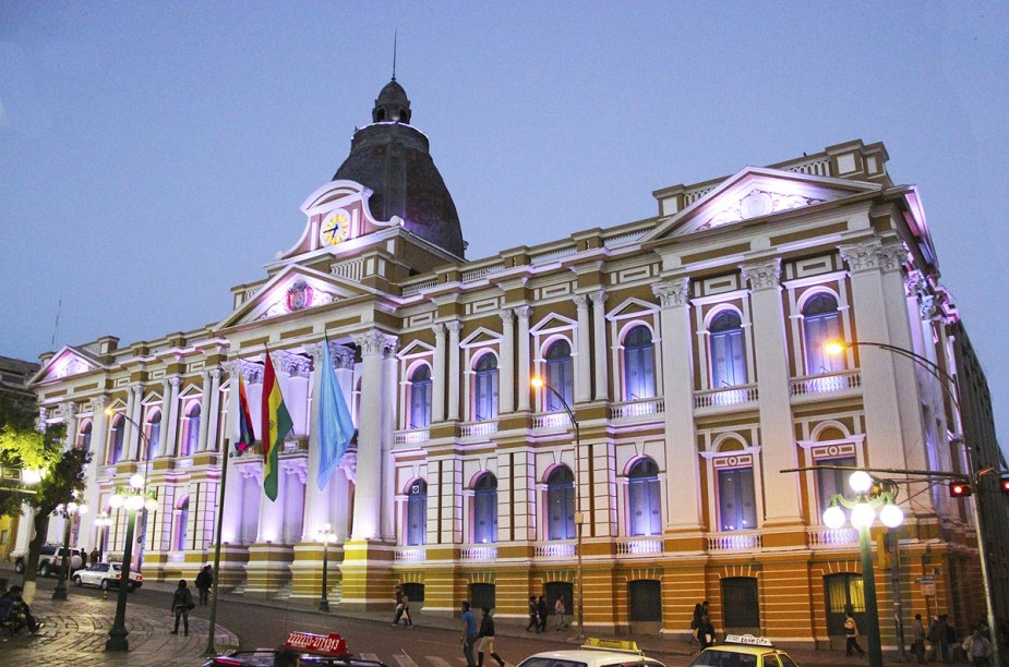 O Palácio Presidencial da Bolívia tem o brasão do país na fachada e hoje - com a gestão do primeiro indígena da história, Evo Morales, também carrega uma bandeira quadriculada e colorida, representando o símbolo dos povos pré-colombianos