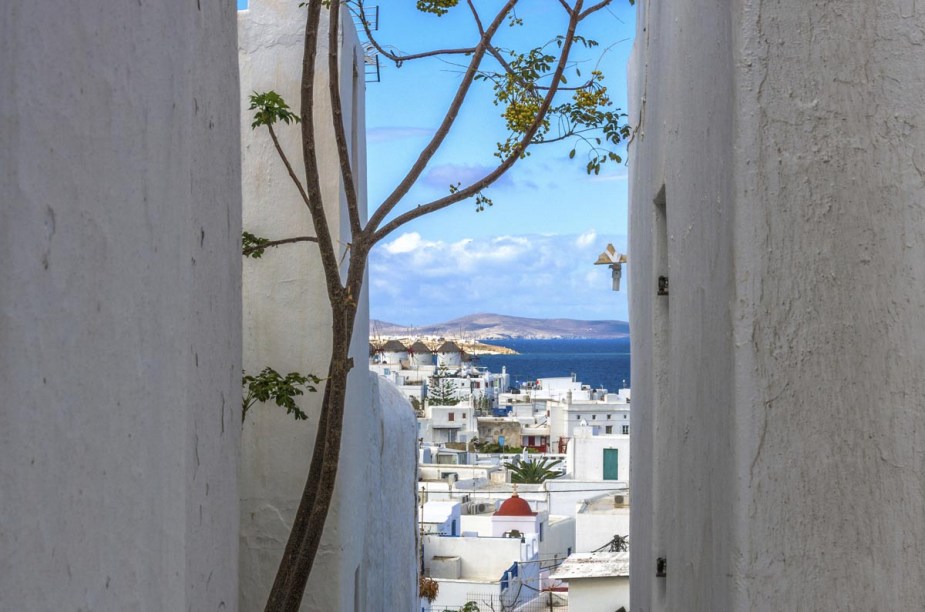 Rua típica de Mykonos, com vista para o mar