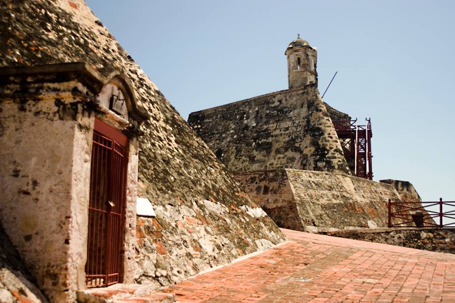 O Castelo de San Felipe é a maior fortaleza de origem espanhola em todo o continente. Sua construção começou em 1536