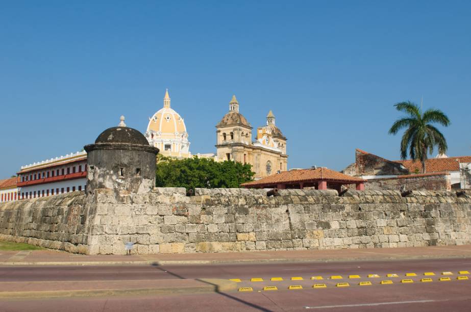 Para proteger Cartagena, uma das cidades mais ricas da colônia, os espanhóis construíram quilômetros de muralhas no século 16. As muralhas cercam o centro histórico