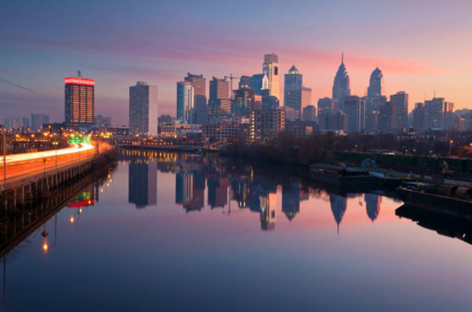 A <a href="https://viajeaqui.abril.com.br/cidades/estados-unidos-filadelfia" rel="Filadélfia" target="_blank">Filadélfia</a> é conhecida como “cidade do amor fraterno” e foi lá que, em 1776, foi assinada a declaração de independência dos Estados Unidos. A primeira e única constituição do país também foi criada lá, fazendo do município, o berço dos EUA