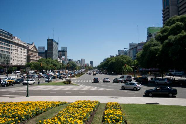 A 9 de Julio é uma das avenidas mais largas do mundo, com 140 metros entre as calçadas. Ela corta uma série de cartões-postais de Buenos Aires A 9 de Julio é uma das avenidas mais largas do mundo, com 140 metros entre as calçadas. Ela corta uma série de cartões-postais de Buenos Aires