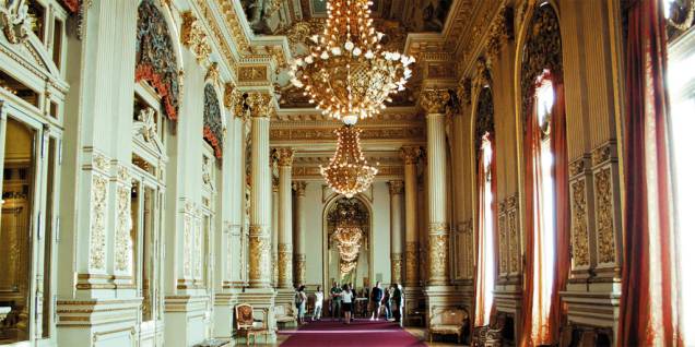 Com mais de 100 anos, o icônico Teatro Colón tem cerca de 2500 cadeiras. Mesmo se o visitante não conseguir visitar o teatro durante uma apresentação, é possível fazer um passeio guiado pelo edifício e conhecer suas histórias. O horário de visitação é das 9h às 17h, com saídas a cada 15 minutos Com mais de 100 anos, o icônico Teatro Colón tem cerca de 2500 cadeiras. Mesmo se o visitante não conseguir visitar o teatro durante uma apresentação, é possível fazer um passeio guiado pelo edifício e conhecer suas histórias. O horário de visitação é das 9h às 17h, com saídas a cada 15 minutos