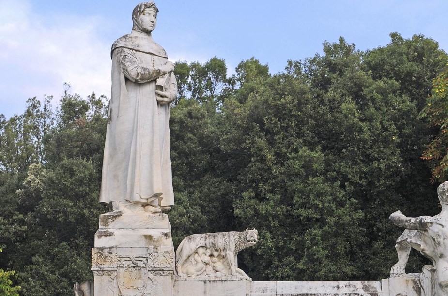 Em Arezzo fica a casa de Francesco Petrarca (1304 - 1374). Ao que tudo indica, Petrarca foi o inventor do soneto. Sua casa, onde hoje funciona um pequeno museu e a Accademia Petrarca (um instituto de pesquisa dedicado ao poeta), só recebe visitas de fãs realmente interessados na história e nos sonetos dele. É preciso agendar com antecedência. Na foto, uma estátua de Petrarca na cidade de Arezzo