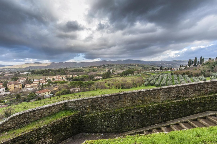 Nos arredores da cidade medieval, estão fazendas da encantadora Toscana