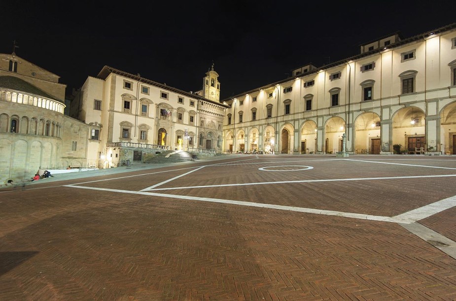 Todo primeiro fim de semana de cada mês, ocorre uma feira de antiguidades na Piazza Grande - a praça principal de Arezzo, na Itália