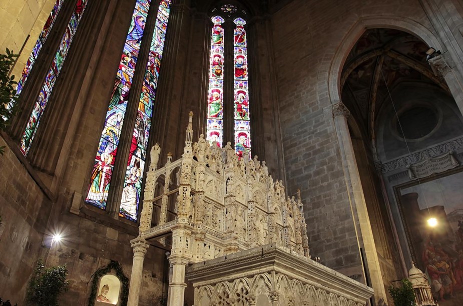 O interior do Duomo (a catedral) de Arezzo conserva vitrais coloridos e um quadro de Maria Madalena, pintado por Piero della Francesca em 1459