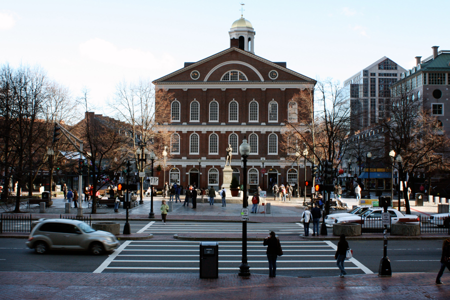 Vista do <a href="https://viajeaqui.abril.com.br/estabelecimentos/estados-unidos-boston-atracao-faneuil-hall" rel="Faneuil Hall" target="_blank">Faneuil Hall</a>, uma das atrações mais famosas da cidade. Em seu entorno, há lojinhas de marcas famosas como a Victorias Secret e a Urban Outfitters