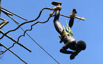 Maluco da Melanésia no bungee das antigas (foto: Chicca Cappuccino/flickr)
