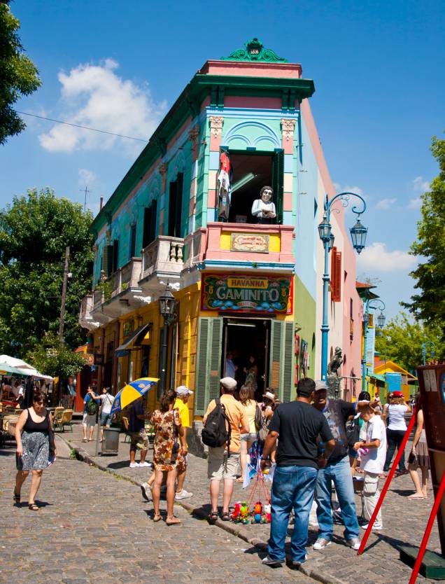 Artesãos expõem seus trabalhos nas ruas de Caminito, no bairro La Boca, um dos cartões-postais da cidade, que também é cheia de lojinhas de suvenires Artesãos expõem seus trabalhos nas ruas de Caminito, no bairro La Boca, um dos cartões-postais da cidade, que também é cheia de lojinhas de suvenires