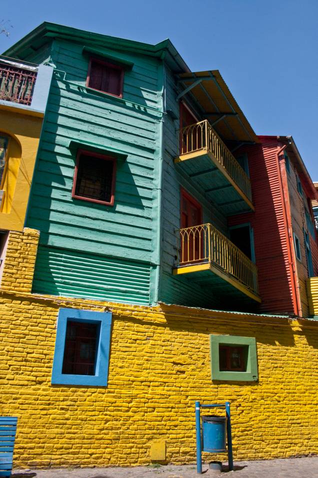 Caminito, uma ruela de menos de 100 metros de comprimento, em La Boca, tem casinhas de madeira e zinco pintadas em cores berrantes. A iniciativa foi de um grupo de artistas na década de 50 que usou sobras de tintas dos barcos Caminito, uma ruela de menos de 100 metros de comprimento, em La Boca, tem casinhas de madeira e zinco pintadas em cores berrantes. A iniciativa foi de um grupo de artistas na década de 50 que usou sobras de tintas dos barcos