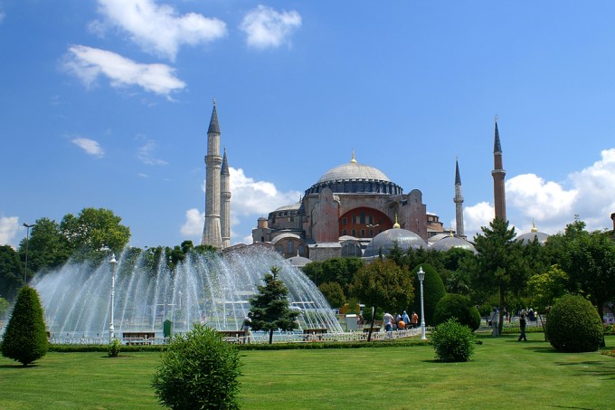 A Basílica de Santa Sofia, ou Aya Sofia, é um marco da passagem de dois impérios: o Bizantino e o Otomano