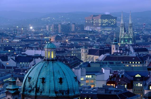 Outrora capital de um dos mais importantes impérios europeus, Viena é hoje uma cidade moderna e calma, mas ainda vivendo de poderosa herança cultura e artística da dinastia Habsburgo Outrora capital de um dos mais importantes impérios europeus, Viena é hoje uma cidade moderna e calma, mas ainda vivendo de poderosa herança cultura e artística da dinastia Habsburgo