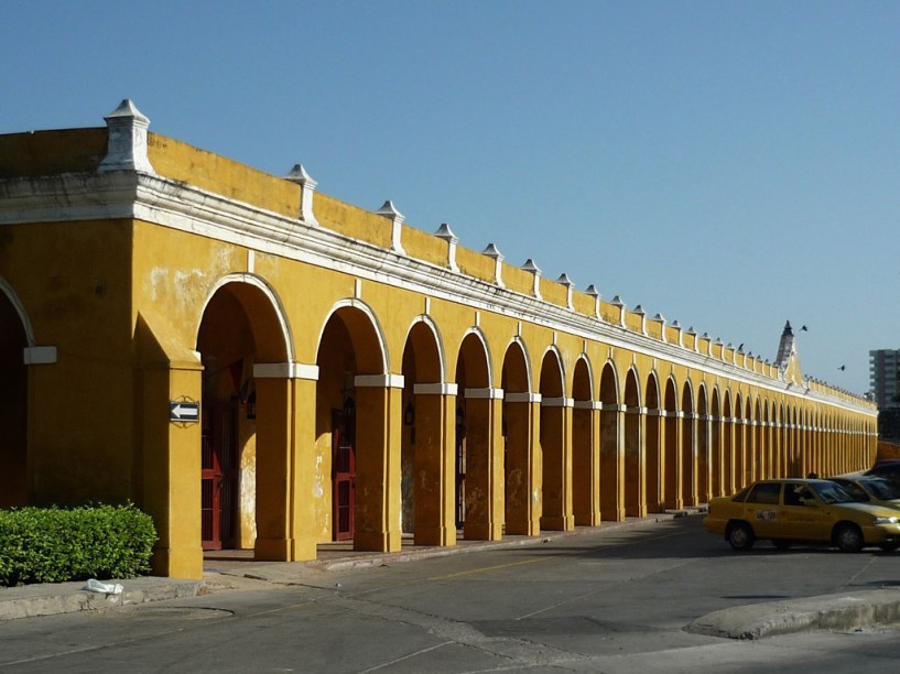 Las Bóvedas, famosas por seus 47 arcos do período colonial, foram construídas para ser um quartel. Após uma restauração, o local hoje abriga bares e galerias de arte